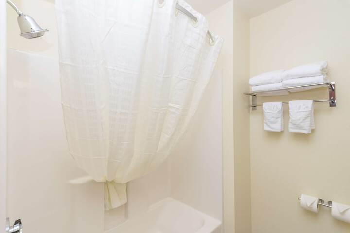 1 King Bed High Speed Internet Accessible Desk Microwave and Refrigerator Sofa Bed Full Brea (1 of 22)