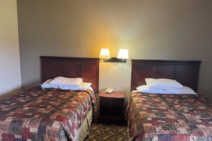 2 Queen Beds (1 of 13)