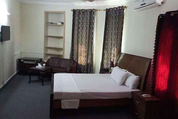 Room 9 of 39