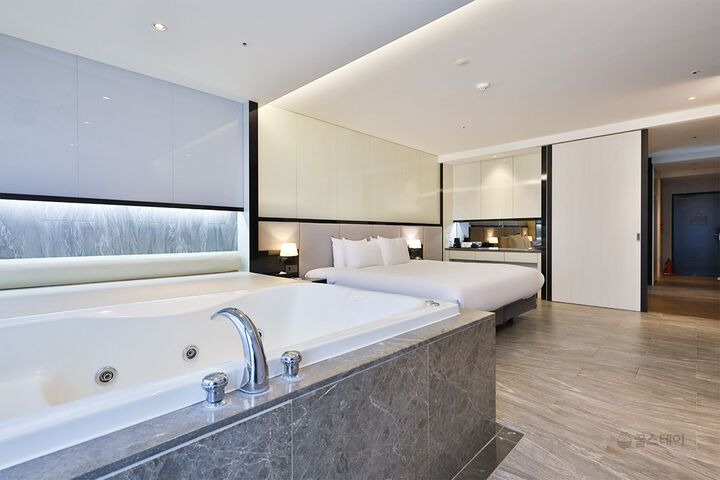 Room 52 of 108