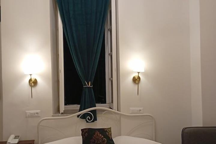 Room 11 of 77