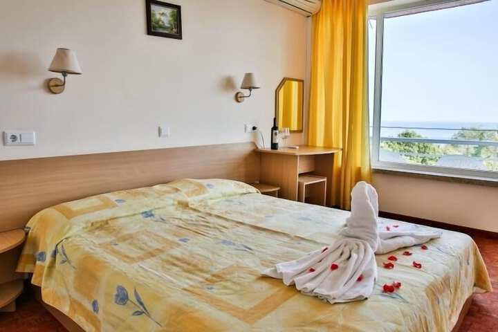 Room 4 of 33