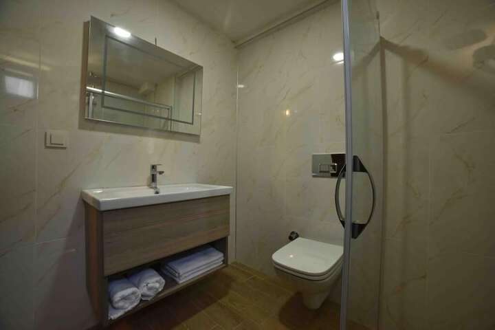 Room 6 of 10