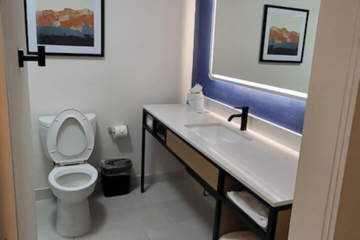 Room 11 of 27