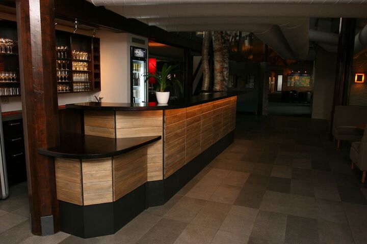 Lounge 48 of 64