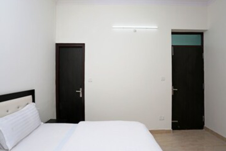 Room 11 of 16