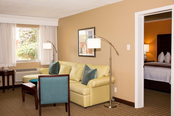 1 King Bed Downstairs Microwave, Refrigerator WiFi Full Breakfast (16 of 16)