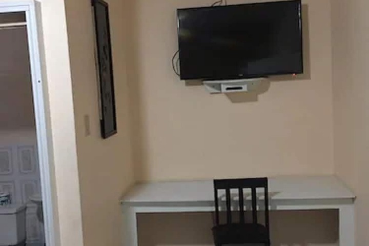 Room 4 of 16