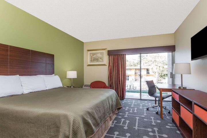 1 King Bed (3 of 7)