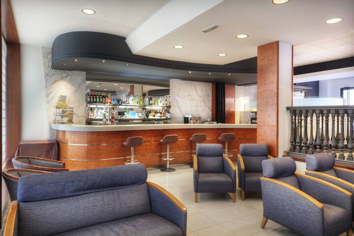 Lounge 53 of 61