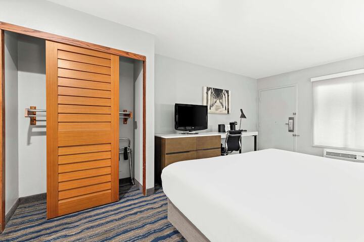 1 King Bed (5 of 12)