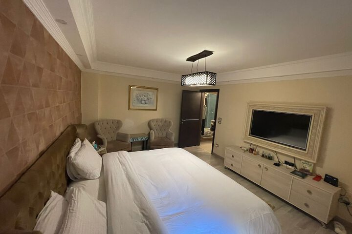 Room 2 of 6