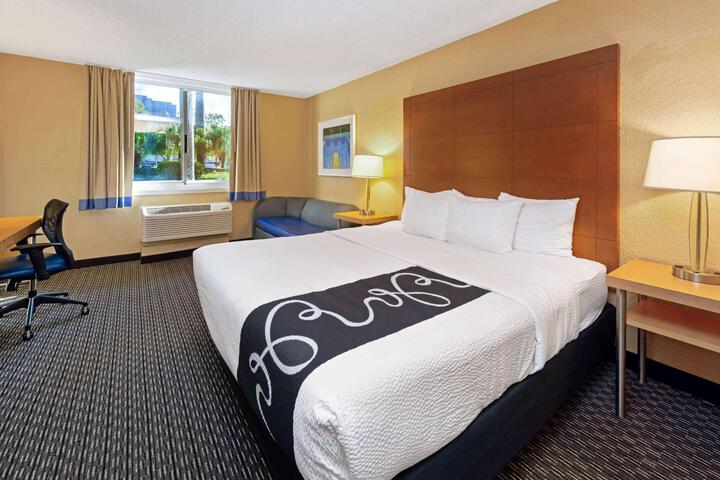 1 King Bed (3 of 5)