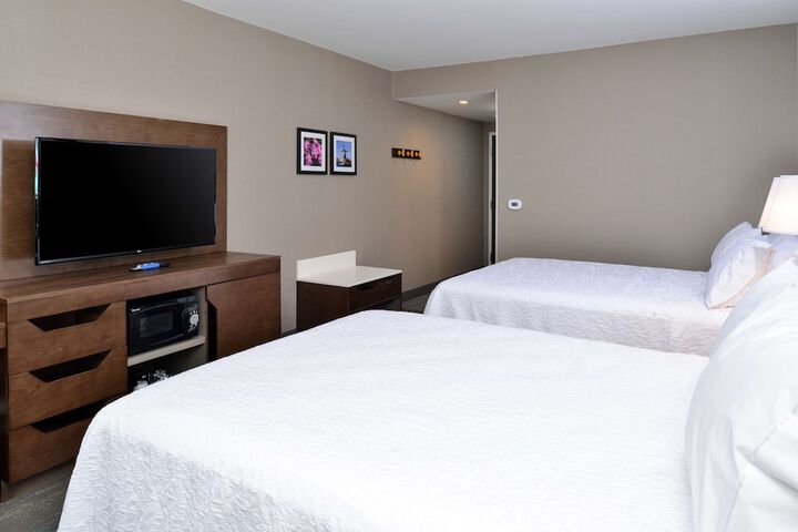 2 Queen Beds Hearing Accessible (11 of 12)