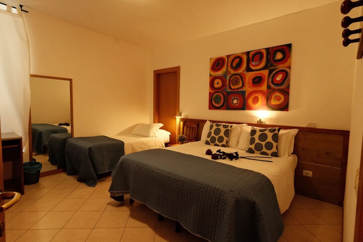Room 2 of 81
