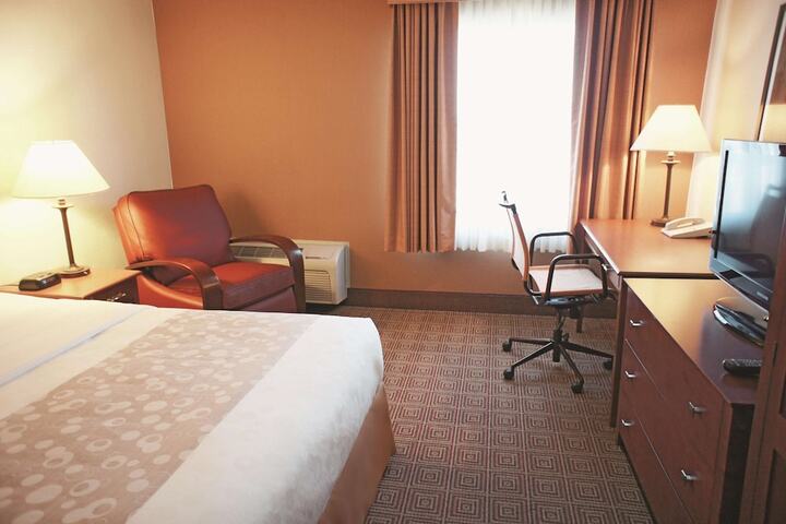 1 Queen Bed (7 of 19)
