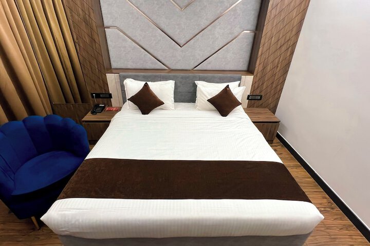 Room 12 of 76