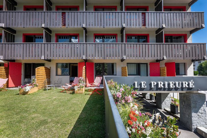 Hotel Exterior 106 of 120