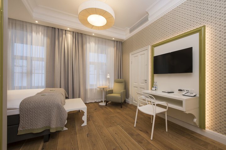 Room 12 of 80