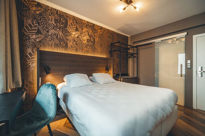 Room 4 of 38