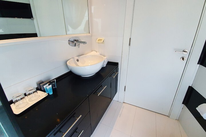 Room 32 of 49