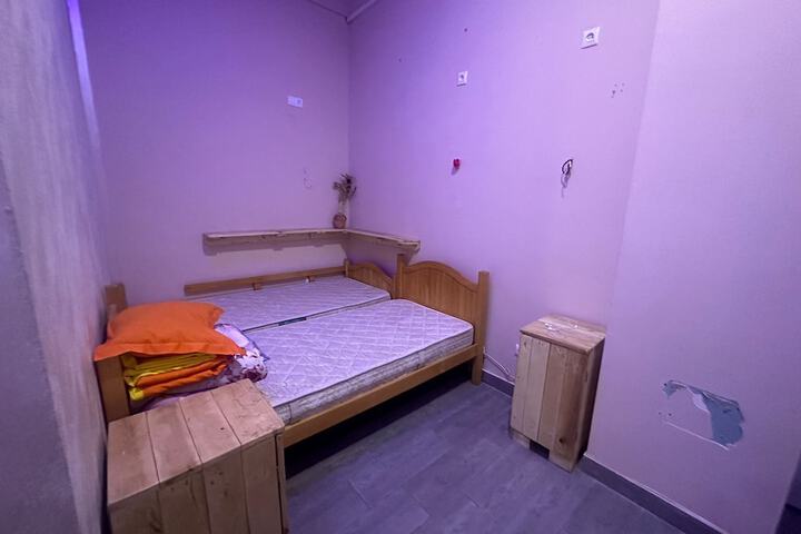 Room 5 of 11