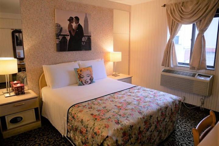 1 Queen Bed (8 of 8)