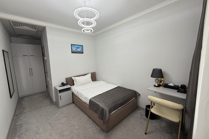 Room 17 of 33