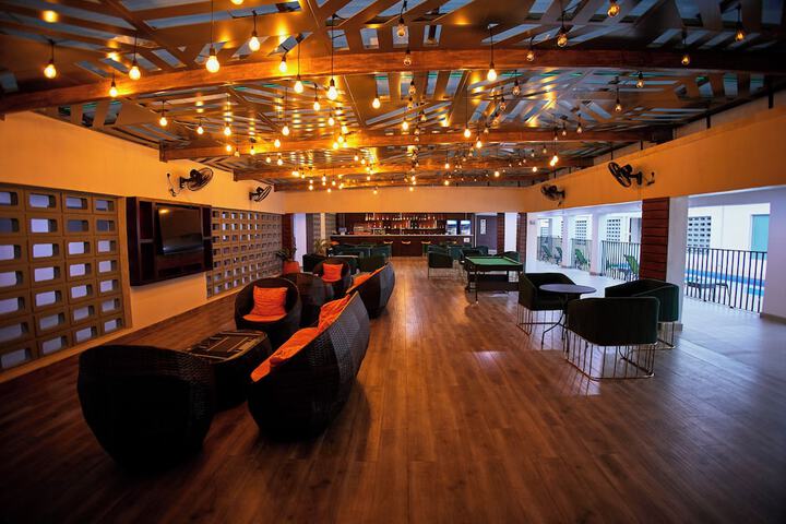 Lounge 52 of 82