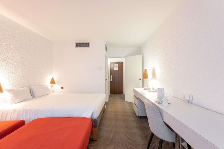 Room 25 of 103