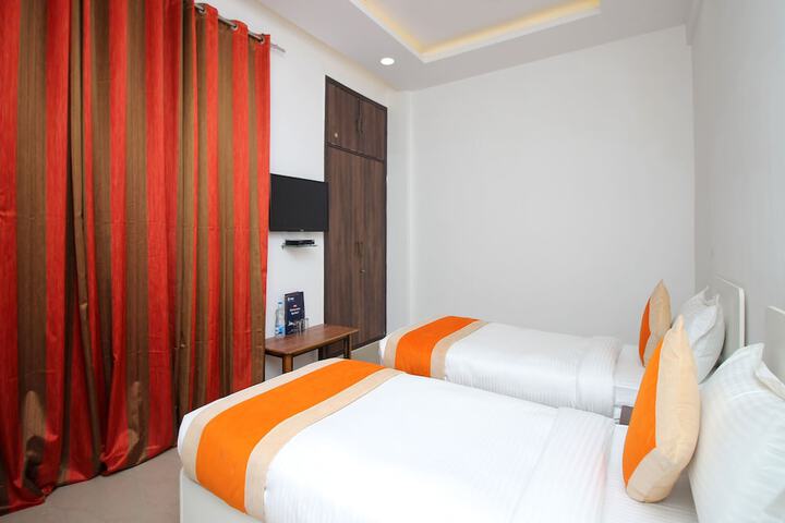 Room 6 of 10