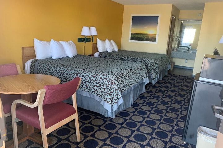 2 Queen Beds (9 of 11)