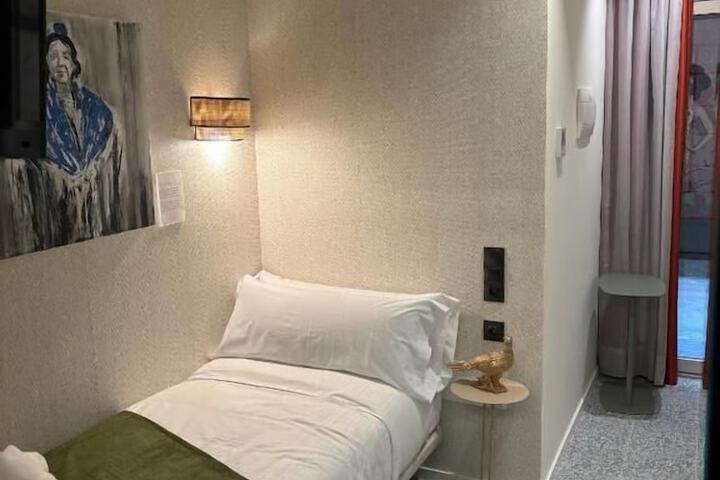 Room 9 of 17