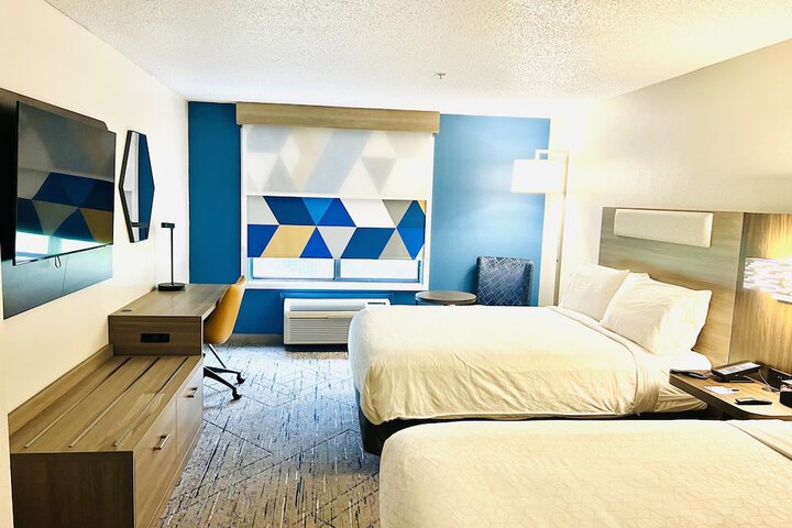 1 Queen Bed (3 of 6)