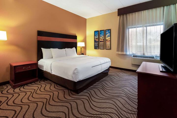 1 King Bed Deluxe Room (1 of 19)