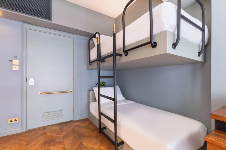 Room 9 of 18