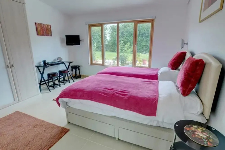 Beautiful Bright Barn Conversion With Stunning Views of Natural Surroundings, Near Canterbury