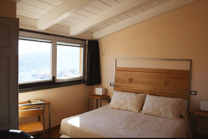 Room 4 of 33