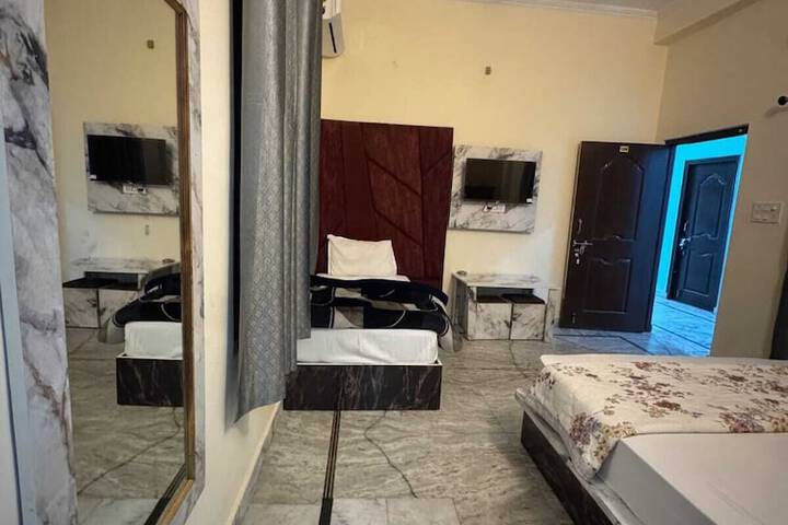 Room 5 of 13