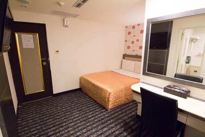 Room 6 of 33