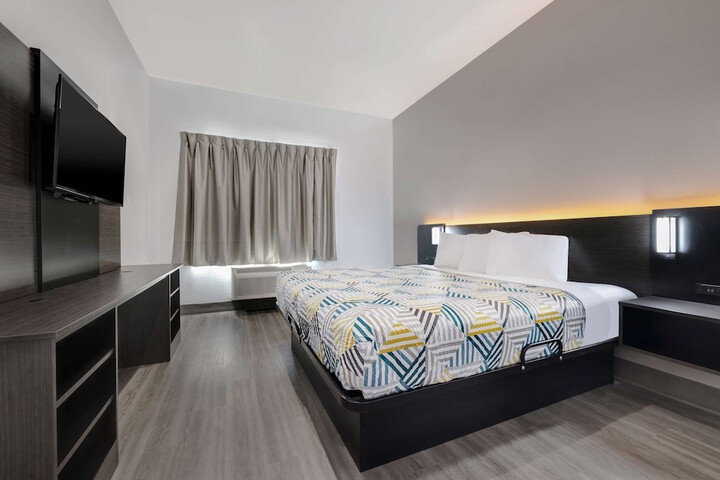 1 King Bed Hearing Accessible (9 of 10)