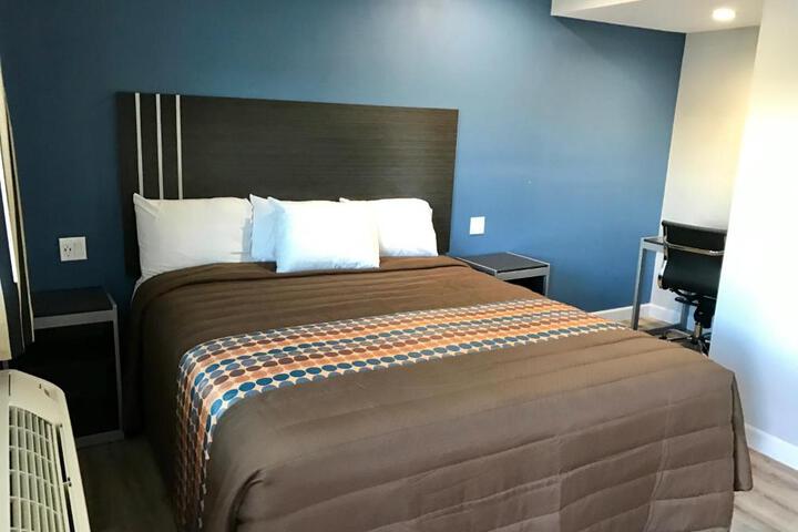 1 King Bed (2 of 3)