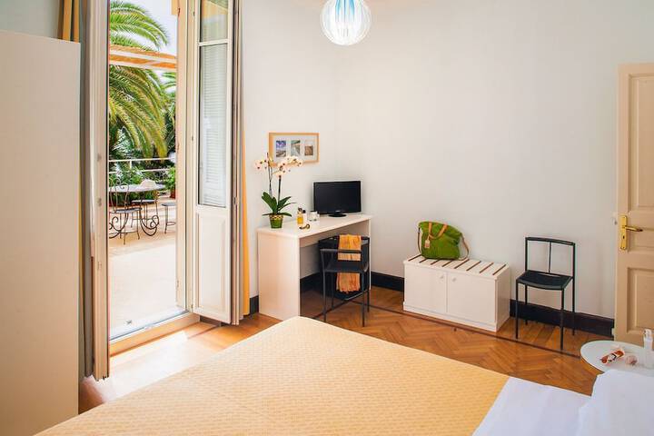 Room 3 of 20