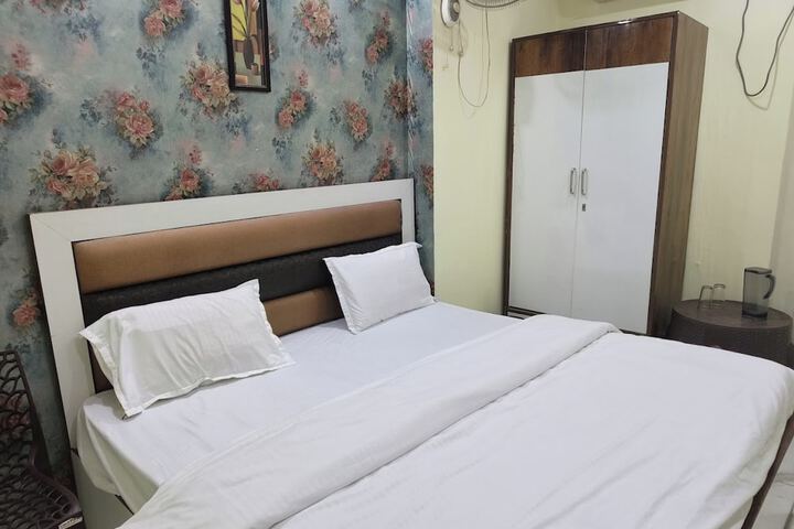 Room 9 of 18