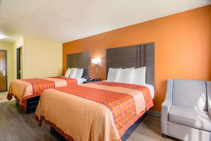 1 Queen Bed (5 of 12)