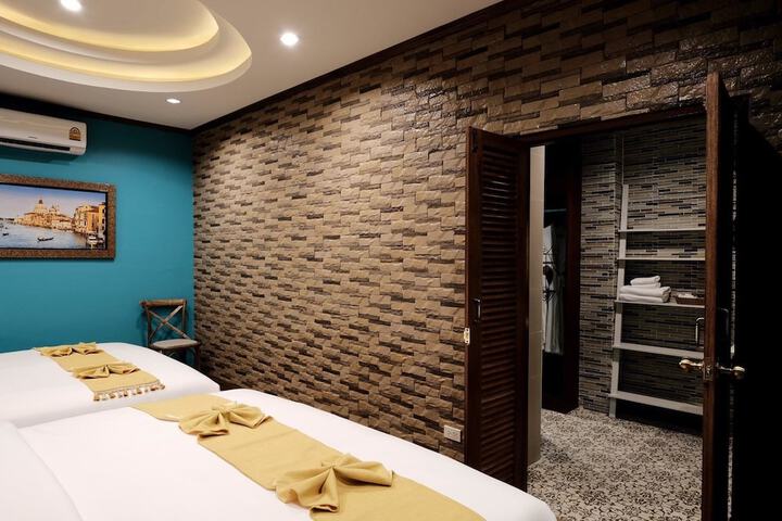 Room 15 of 40