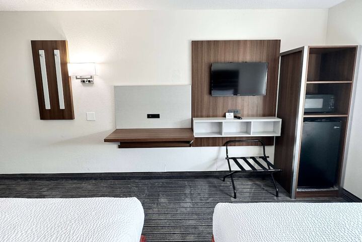 1 Queen Bed (9 of 13)