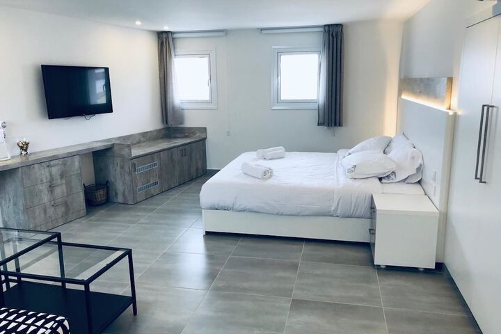 Room 30 of 99