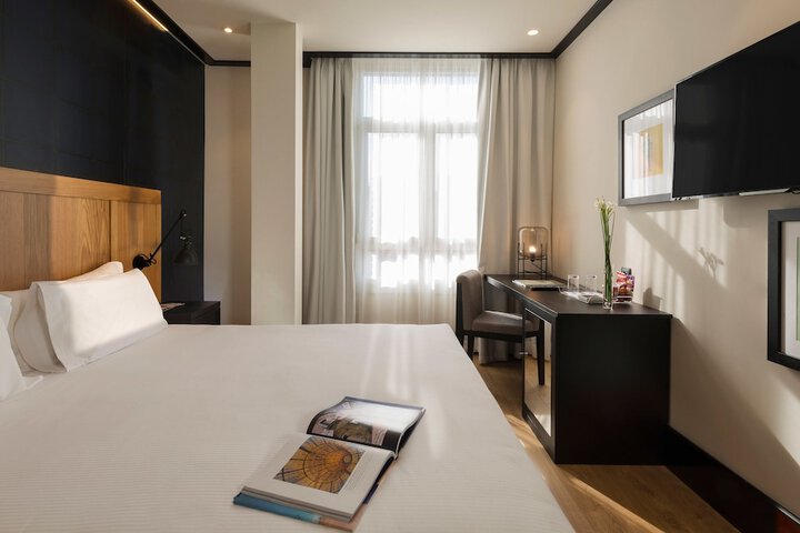 Room 10 of 93