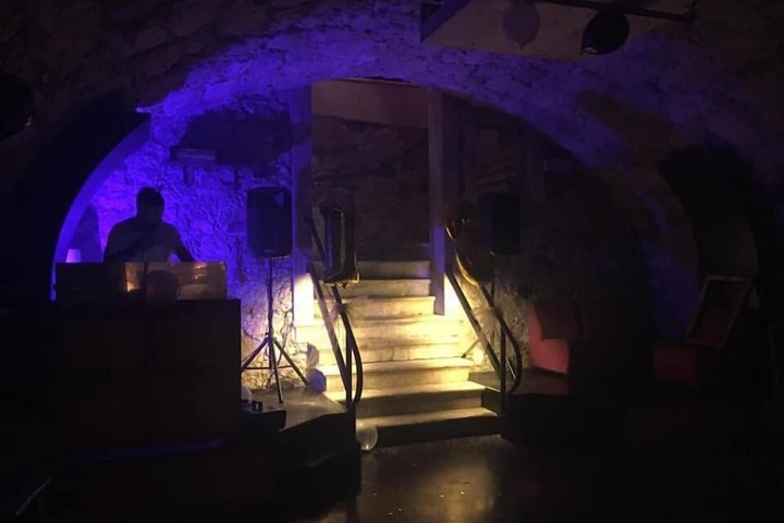Lounge 54 of 68